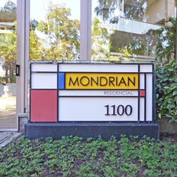 Entrada e totem do Condomínio Mondrian Residencial, no Rio de Janeiro